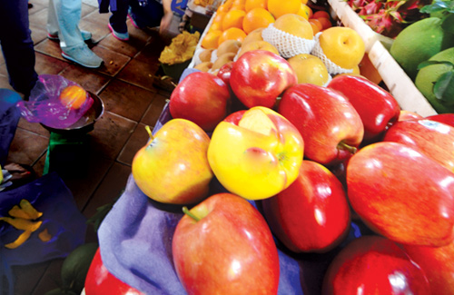 Bó tay trước chất lạ trên trái cây Trung Quốc